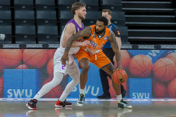 周琦等内线 周琦等内线